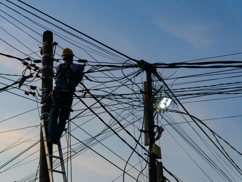 monteur en réseaux électrique